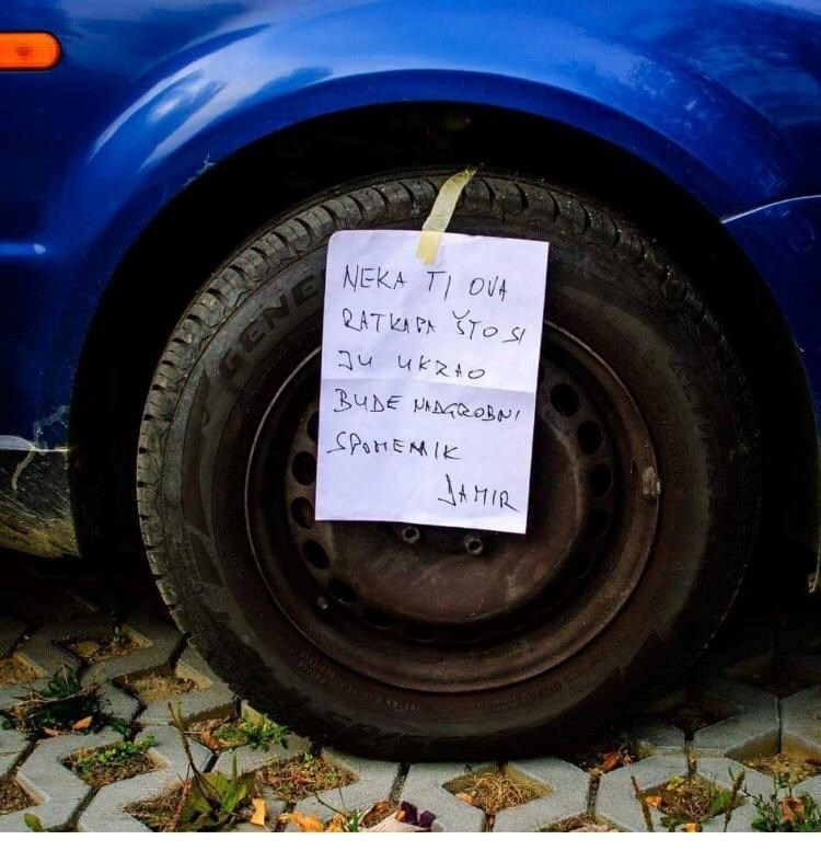 Netko mu ukrao ratkapu pa je odlučio ostaviti urnebesnu poruku na gumi