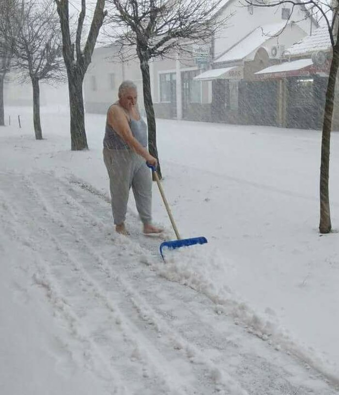 U ljetnom izdanju čistila je snijeg ispred kuće i začudila javnost