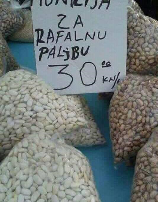 Na tržnici na urnebesan način opisali grah i nasmijali svakog kupca