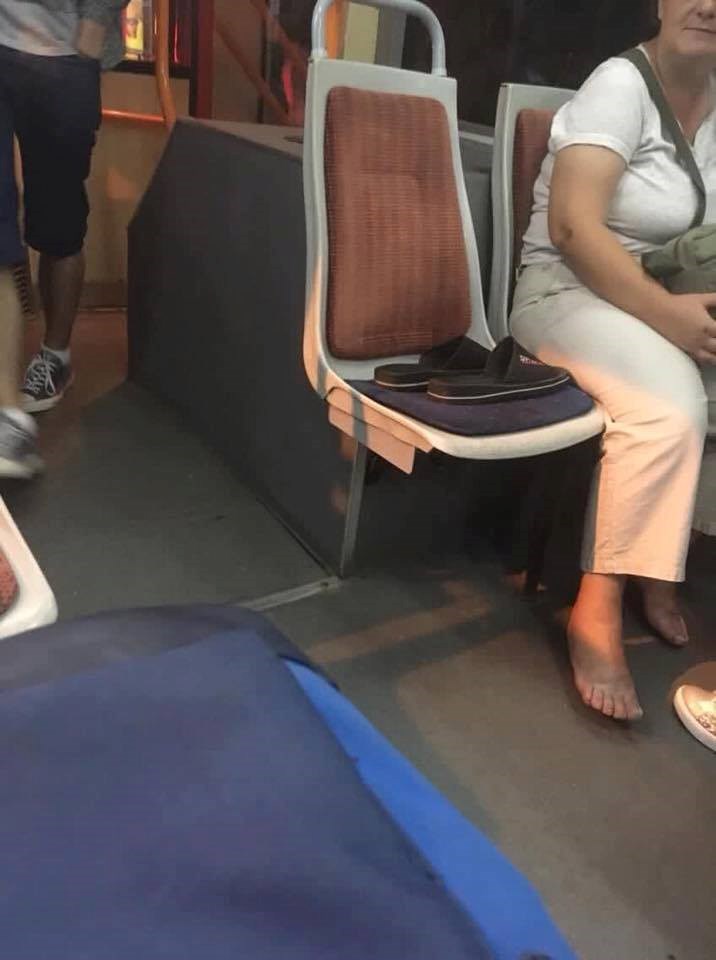 Upozorenje! Počela je sezona skidanja obuće u javnom prijevozu