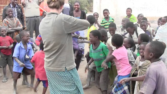 Djeca iz Afrike prvi su puta čula violinu, a njihova reakcije je neprocjenjiva 