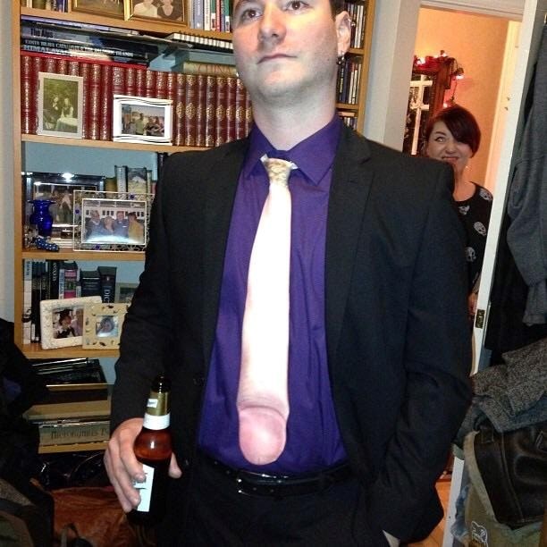 Na prvi pogled čini se u redu, no kada pogledate kravatu...