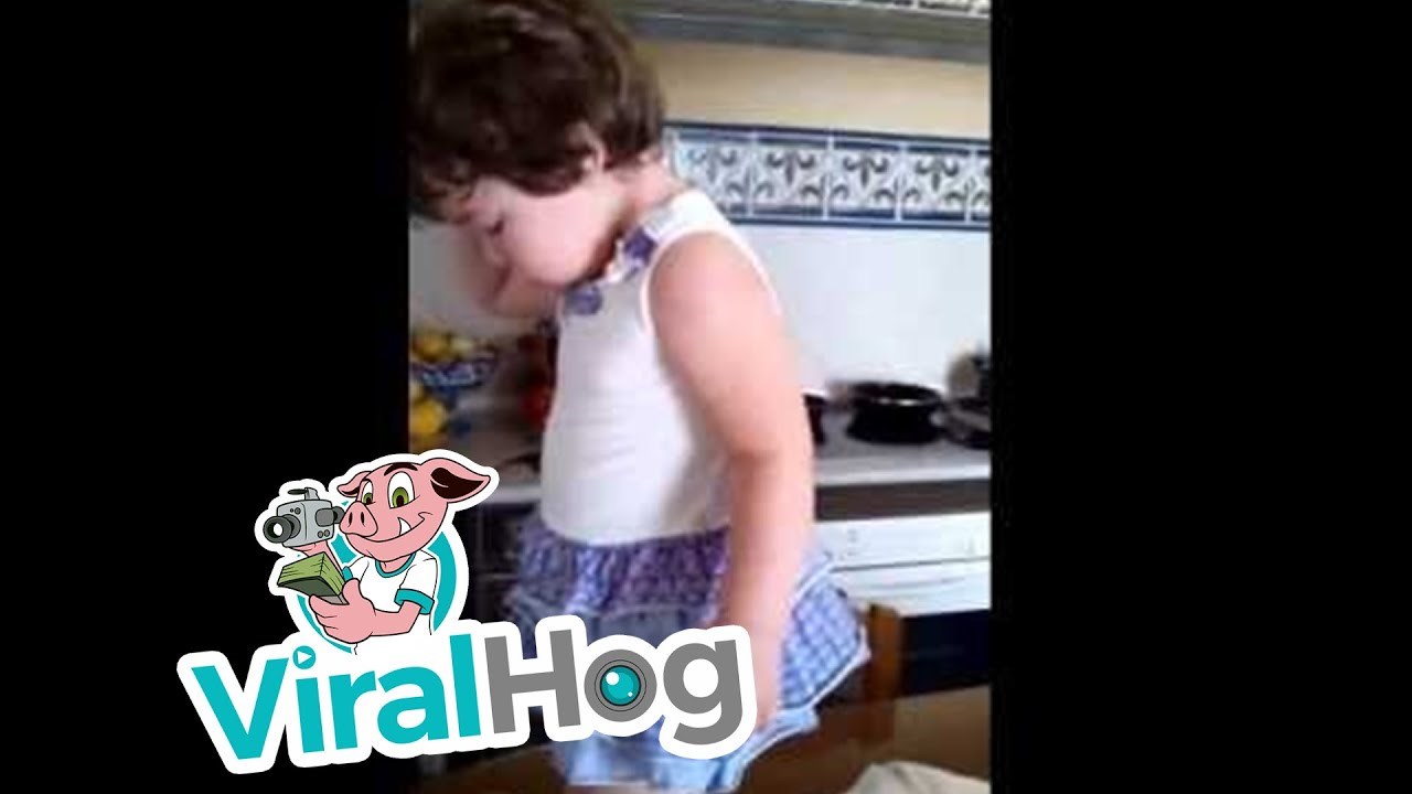 Ljuta djevojčica u sekundi promijenila raspoloženje kada je ugledala kameru