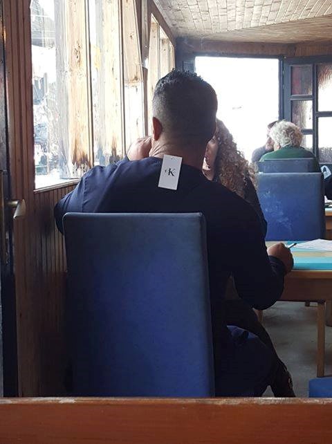 Izašao s djevojkom, a nije primijetio da mu je nešto ostalo na leđima