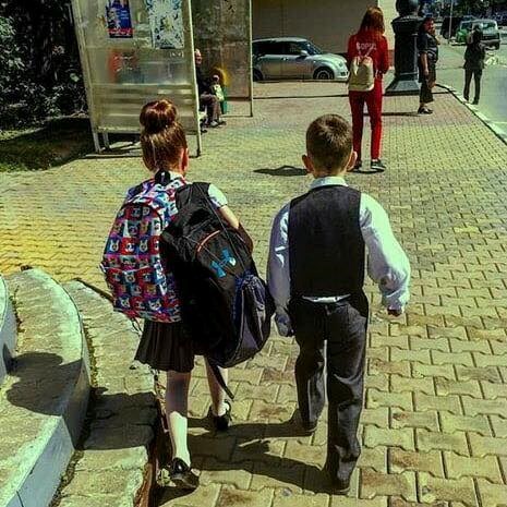 Zamijenili su uloge, mala carica ponijela dječaku torbu do škole