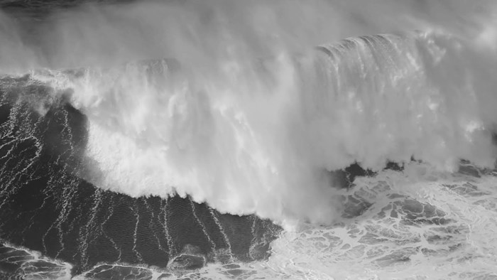 Surferi u Portugalu "zajahali" ogromne valove, a cijeli prizor izgleda jako strašno