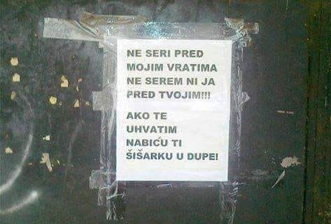 Netko je obavljao nuždu pred njegovim vratima pa mu je ostavio poruku upozorenja 
