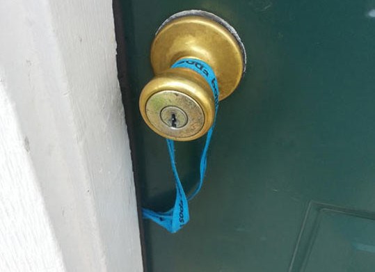 Ovaj je čovjek poljubio vrata na najgori mogući način