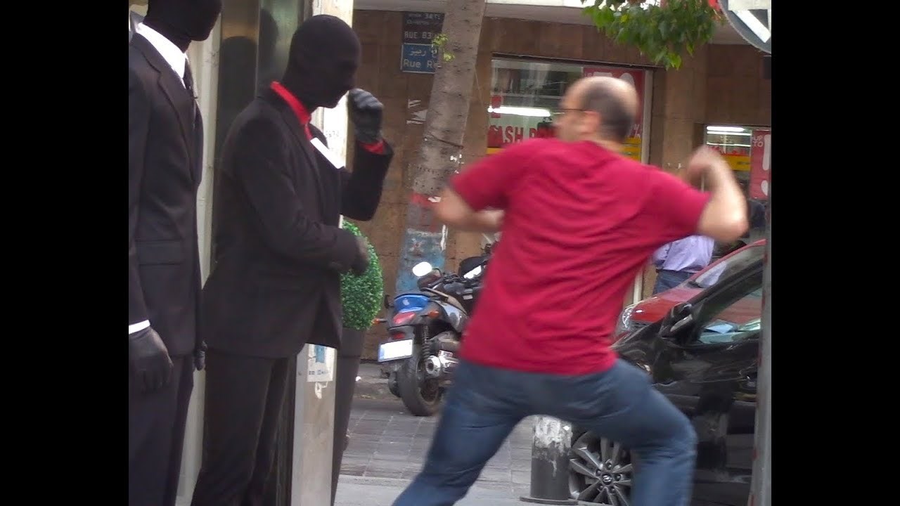 Urnebesne reakcije ljudi koji su se uplašili živih lutaka iz izloga 