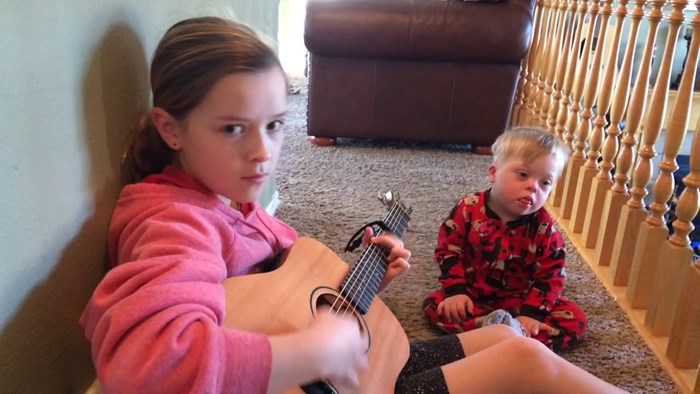 VIDEO Pjevanje je način na koji umiruje svog brata s Downovim sindromom