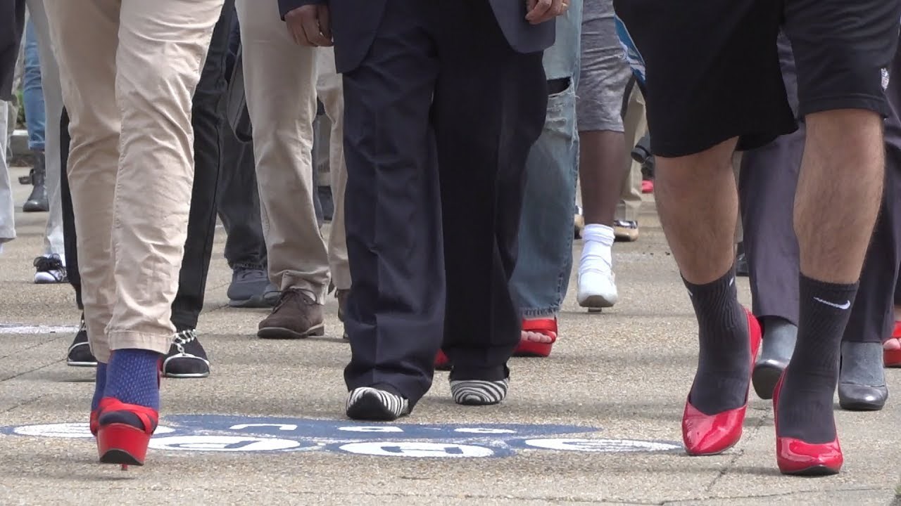 Ovi muškarci hodali su u potpeticama, a razlog bi vas mogao iznenaditi