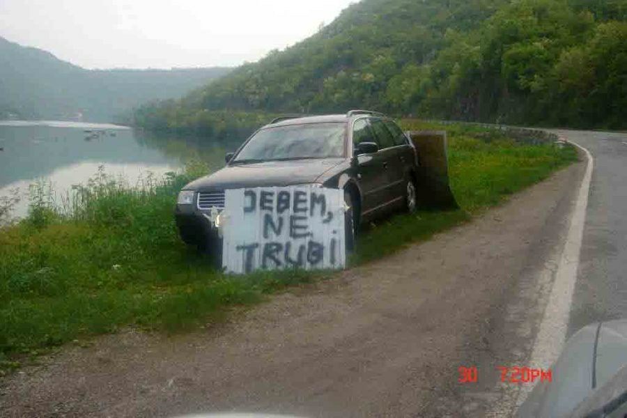 Trubili su mu jer se parkirao kraj puta pa je stavio znak koji sve objašnjava