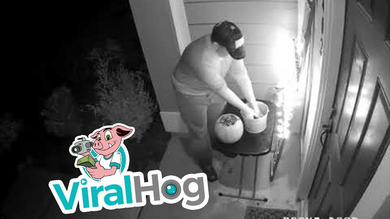 Skrivena kamera snimili odraslog muškarca kako besramno krade slatkiše djeci 