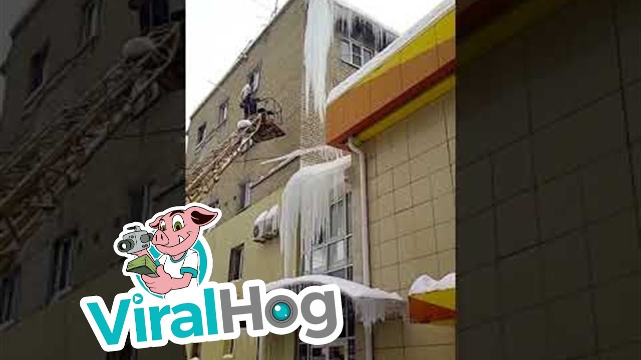 VIDEO Uklanjanje ogromnih ledenica sa zgrade pošlo je u krivom smjeru