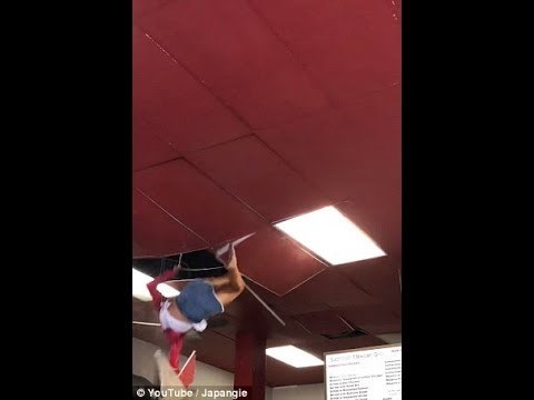 Šokantan trenutak: Žena propala kroz strop i prestravila goste restorana