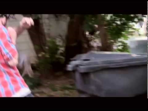 Napušeni lik otvorio je kantu za otpad pa doživio napad kojem se nije nadao