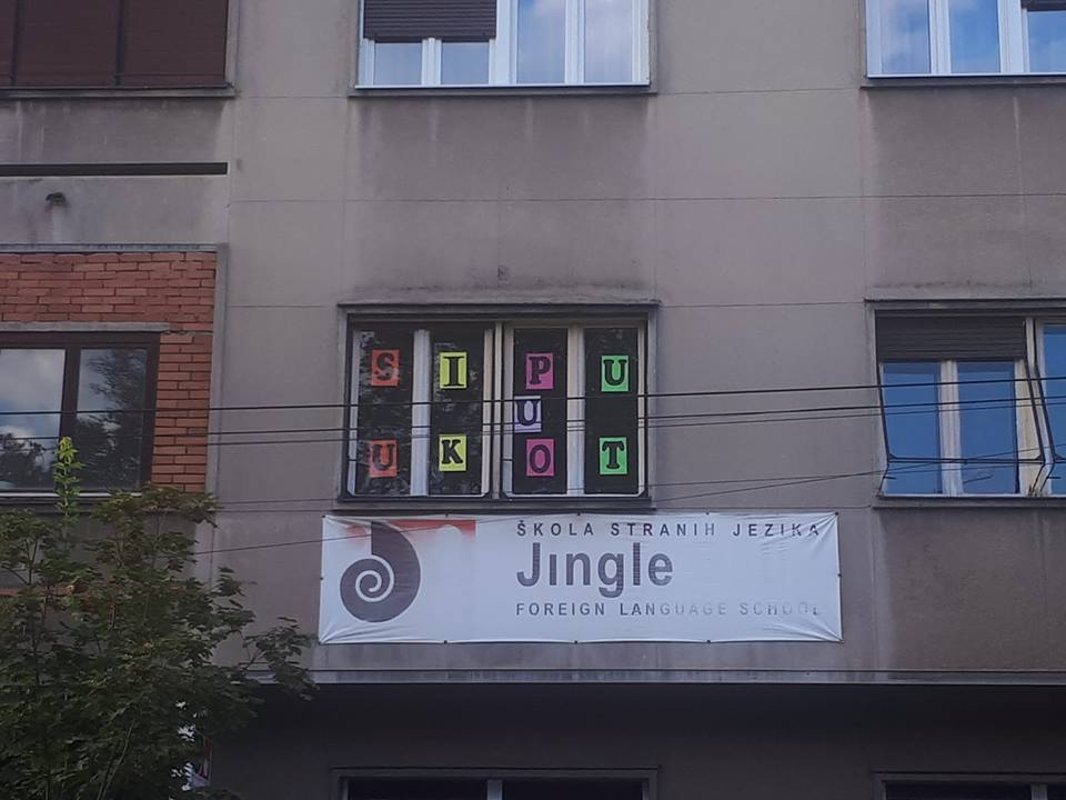 Na prozoru škole stranih jezika osvanuo natpis koji im ne ide u prilog