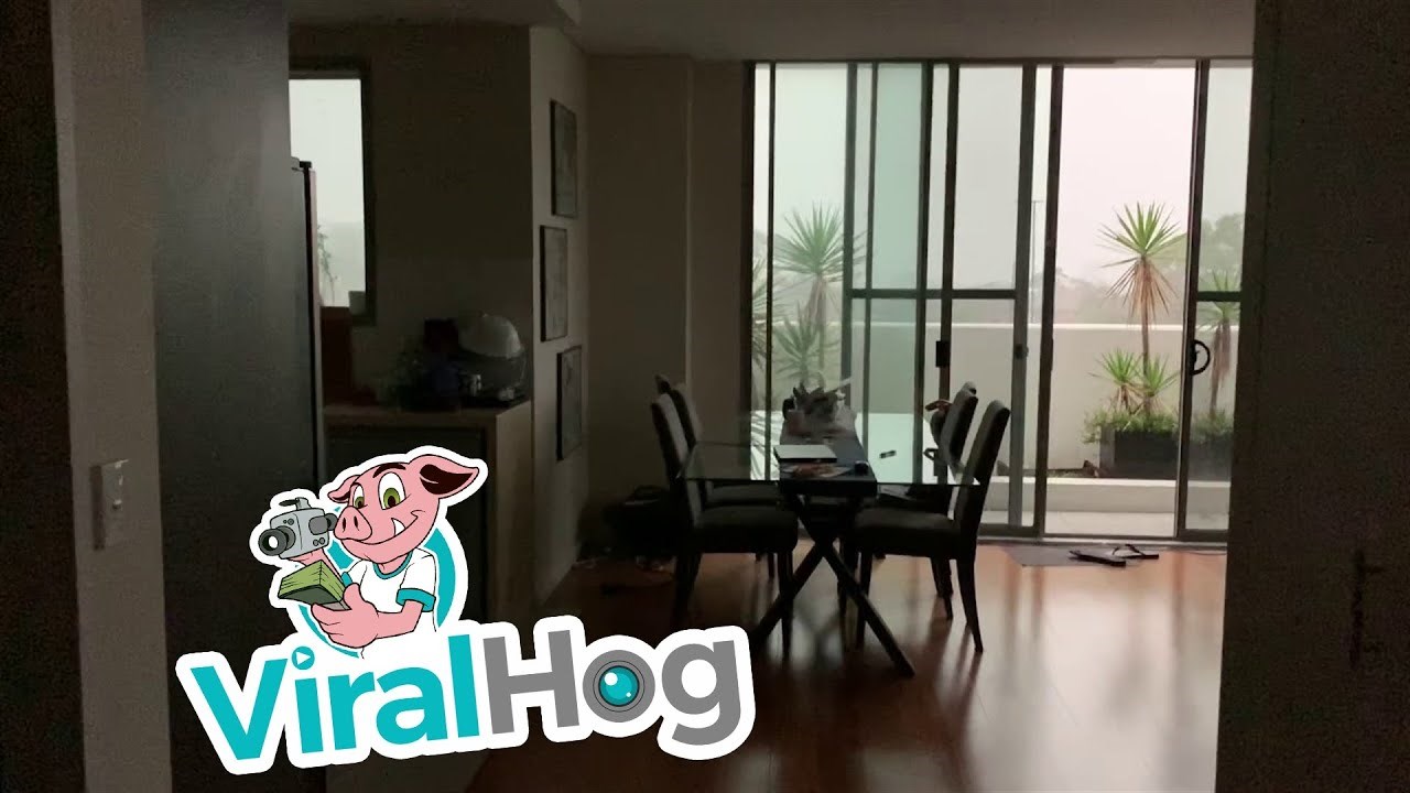 VIDEO Snimao kišu na balkonu i za dlaku izbjegao udarac groma