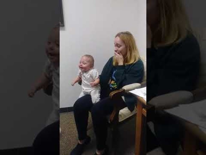 Gluha beba po prvi je puta čula majku, njezina reakcija je neprocjenjiva 