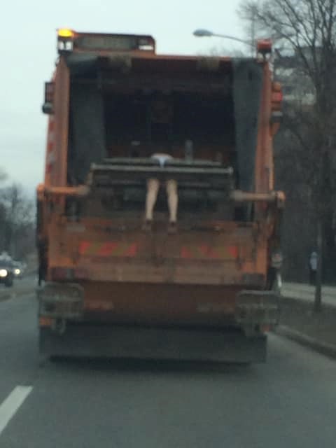 Vozilo Gradske čistoće jučer je plašilo ljude na ulicama ovim prizorom 