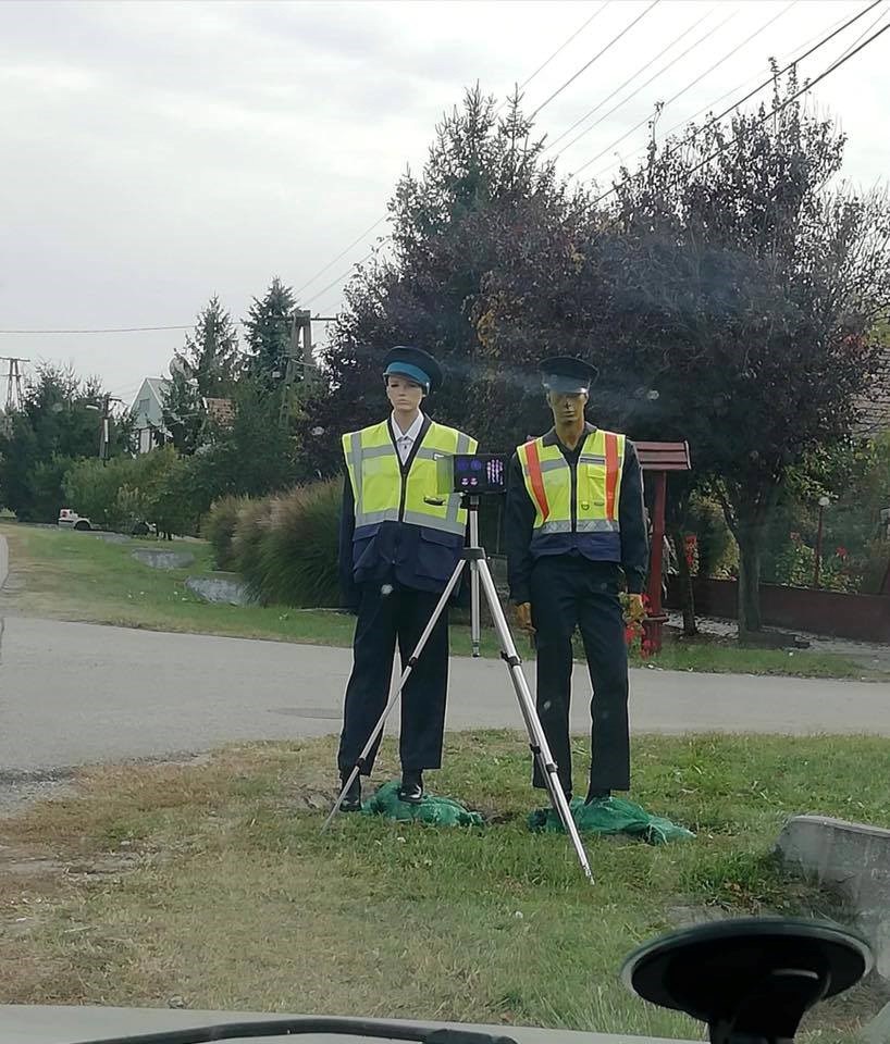 Ovi policajci su postavljeni zbog Noći vještica ili jer se nekome ne da raditi?