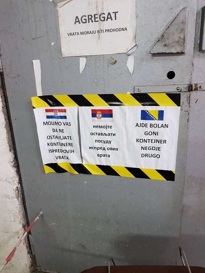 Pošto Hrvati, Srbi i Bosanci pričaju  skroz različito, morali su staviti tri natpisa na vrata