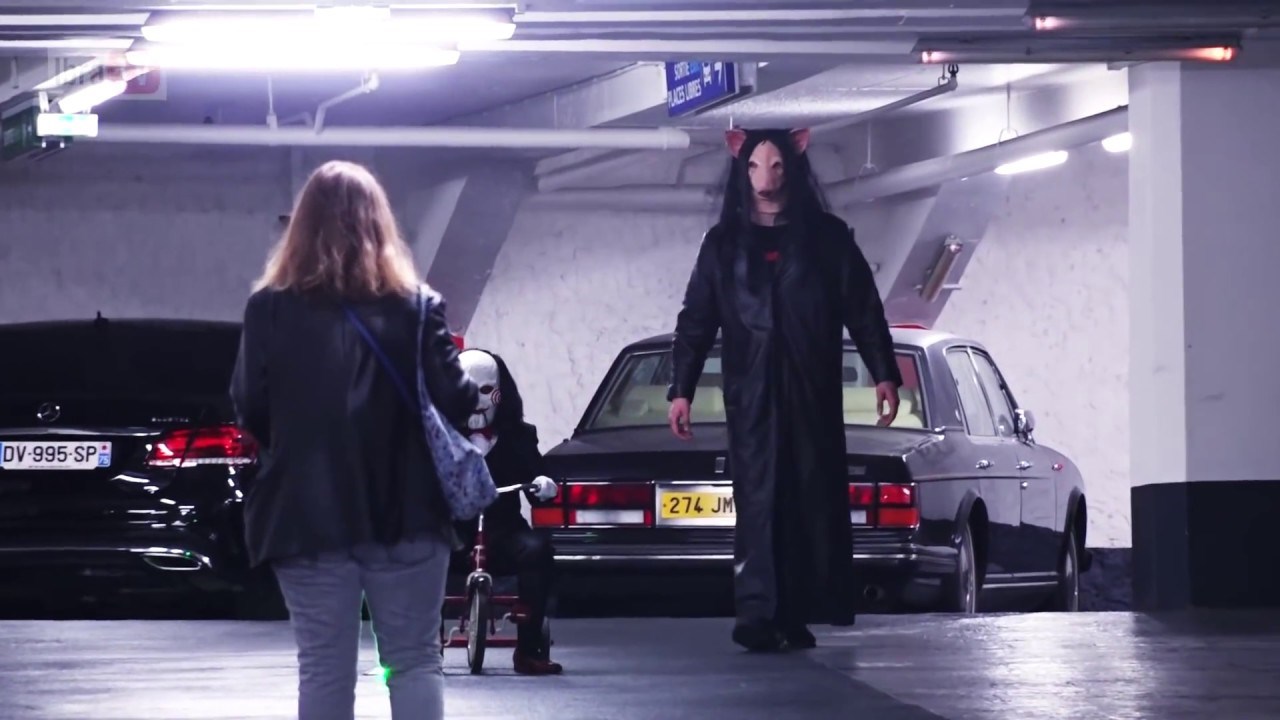 Scenom iz horor filmova plašio ljude pa dobio batina