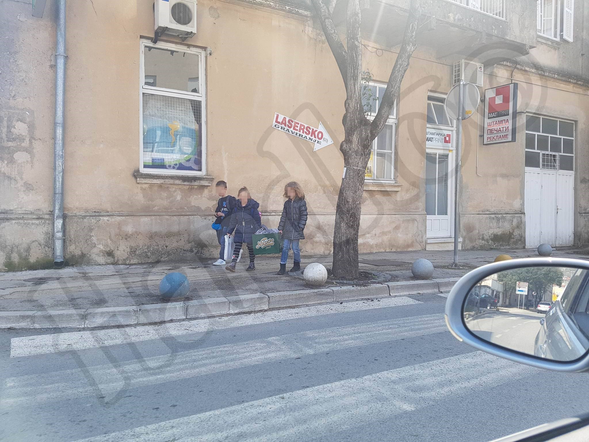Netko je u Trebinju uslikao djecu koja su iz trgovine nosila nešto što nikako ne bi smjela