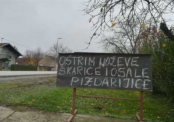 U jednom slavonskom selu osvanula je reklama kojoj se svi smiju