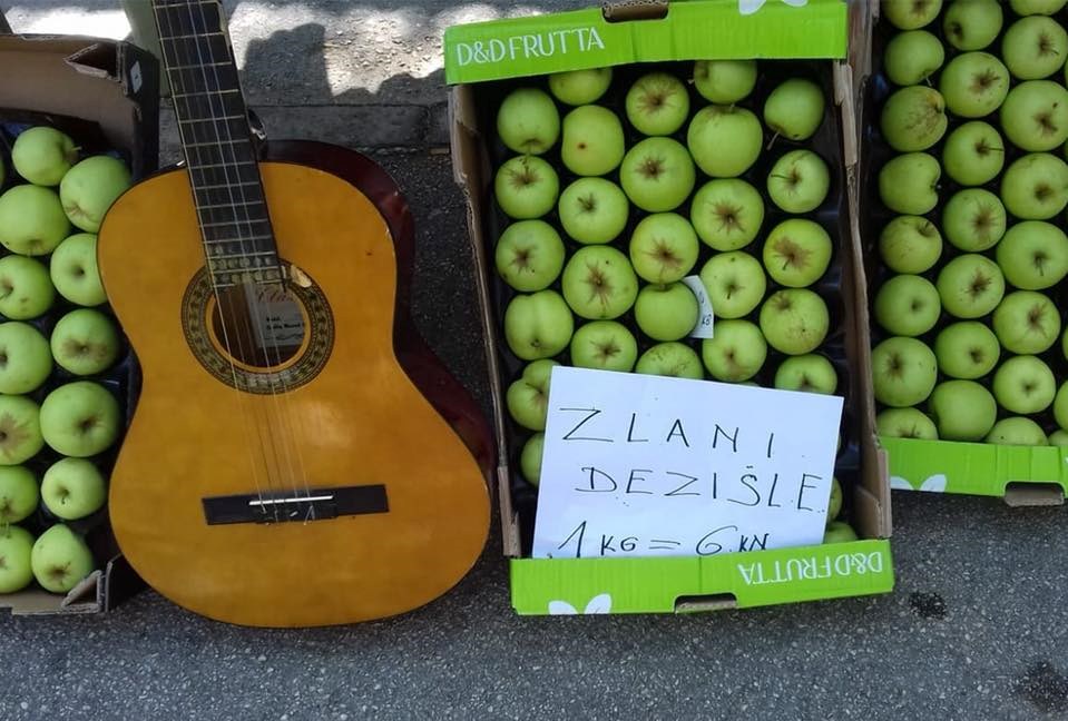 Na tržnici se prodaje neka nova sorta jabuka, vjerujemo da su odlične!