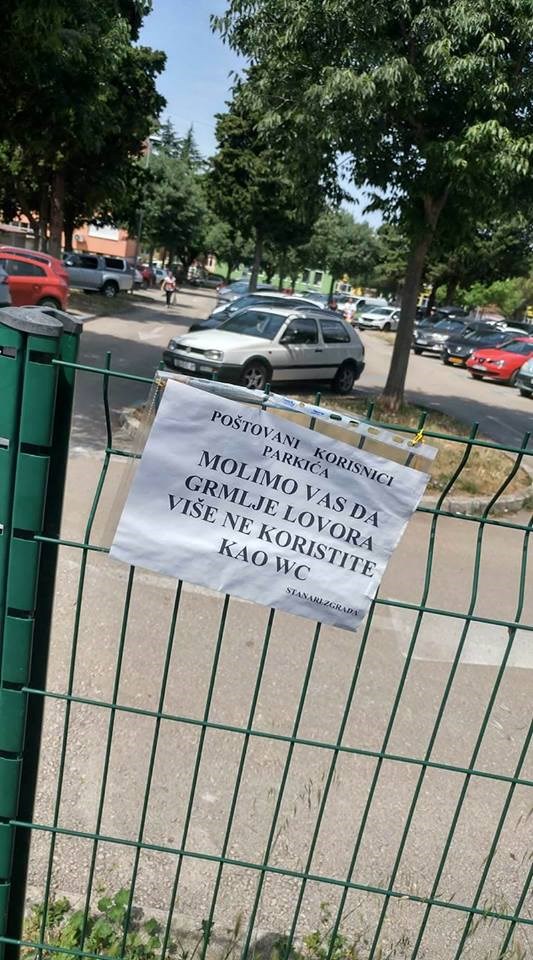 Dosadilo im je gledati ljude kako obavljaju nuždu u grmlju pa su im ostavili poruku