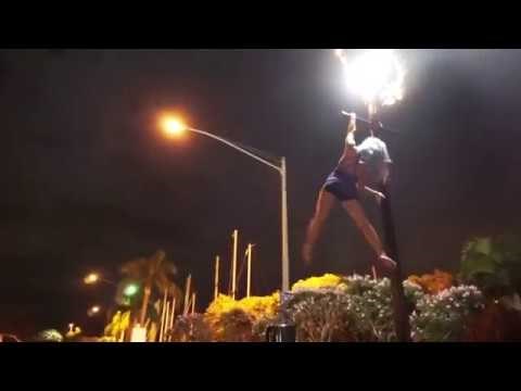 Nećete vjerovati što ova seksi plavuša izvodi na banderi