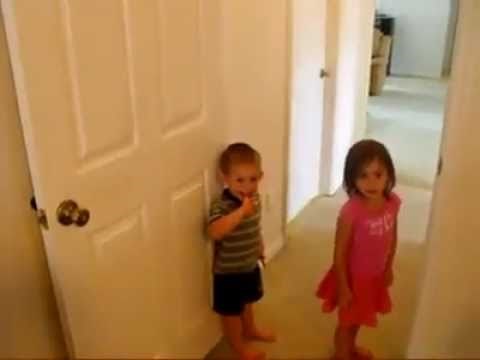 VIDEO Kada ih čuva tata, ovi klinci se moraju potruditi da dođu do svojih slatkiša