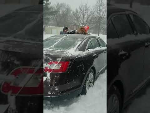 Tata genijalac otkrio novi način za čišćenje snijega s auta koji će svako dijete obožavati 