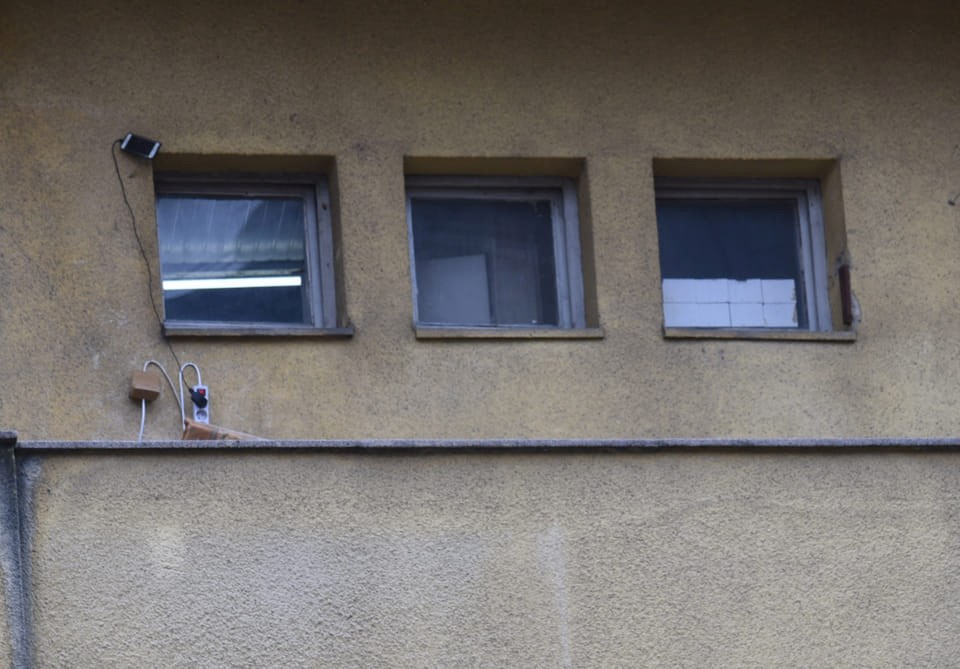 Na prvu ćete pomisliti da netko samo puni mobitel, no moguće su brojne teorije