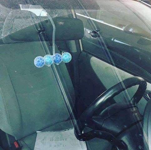 Netko nije imao osvježivač zraka za auto pa se snašao na super način 