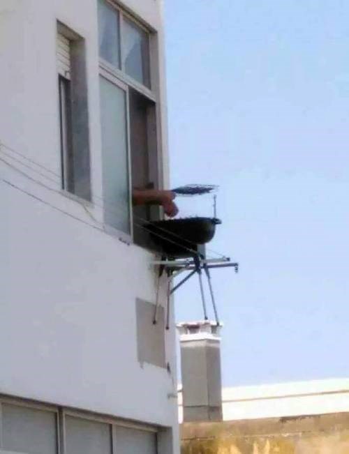 Iako nema ni balkon ni dvorište, nije htio odustati od roštilja