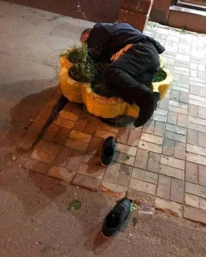 Izuo se iz cipela: Napio se pa zaspao nasred ulice kao da je doma