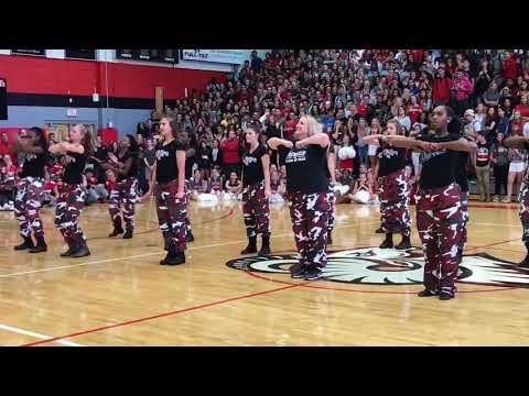 Ravnateljica zaplesala s navijačkim timom i oduševila cijelu školu