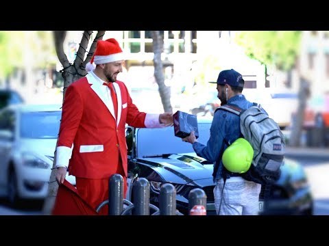 Potpunim strancima podijelio je poklone za Božić i uljepšao im blagdane