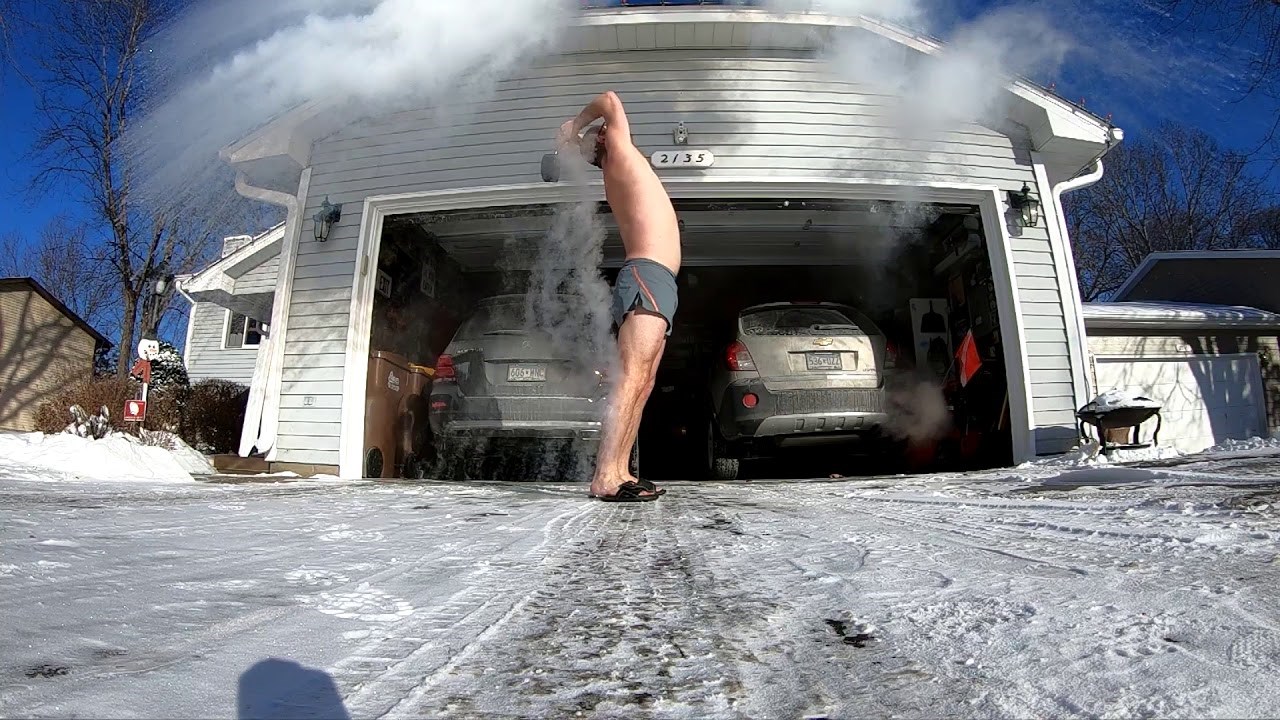 Lik htio isprobati foru s vrelom vodom na minusu pa se ozlijedio 