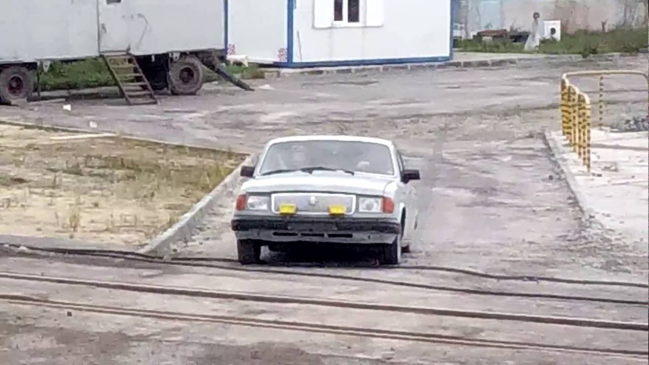 Dogodilo se čudo! Iz ovog je auta izašlo više od deset ljudi!