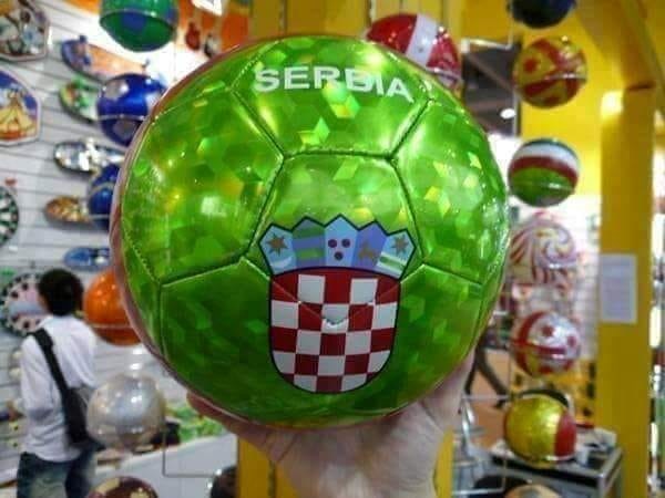 Netko je gadno pogriješio - Na loptu s hrvatskim grbom napisali Srbija 
