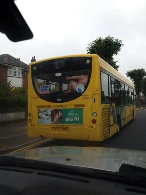 Na stražnjem sjedalu autobusa sjedila je gola osoba, a taj se prizor teško može objasniti