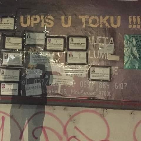 Osmrtnice polijepili na vrlo čudno mjesto pa su dobile sasvim drugi smisao