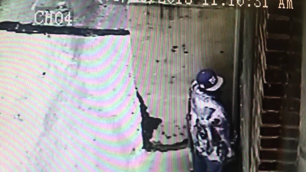 Instalirao je tuš ispred vrata jer su mu ljudi neprestano urinirali u dvorištu 