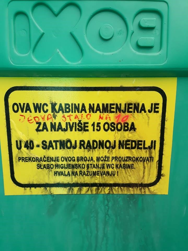 Natpis na mobilnoj WC kabini potpuno je besmislen i nitko ga se nikada ne drži