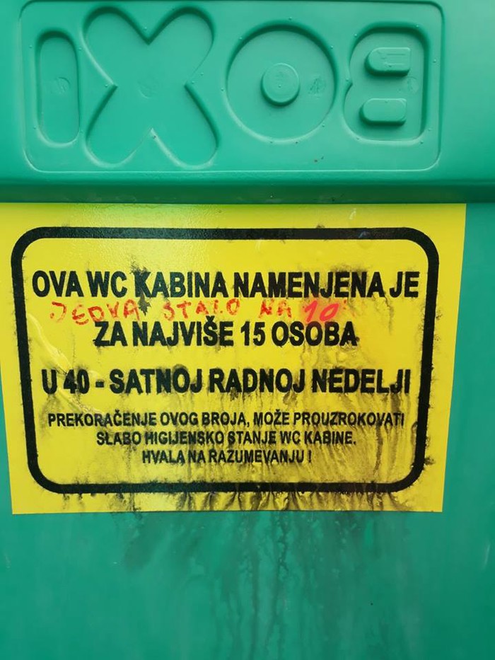 Natpis na mobilnoj WC kabini potpuno je besmislen i nitko ga se nikada ne drži