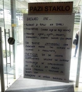 Bilo im je dosta što nitko ne zatvara vrata, pa su postavili ovaj natpis