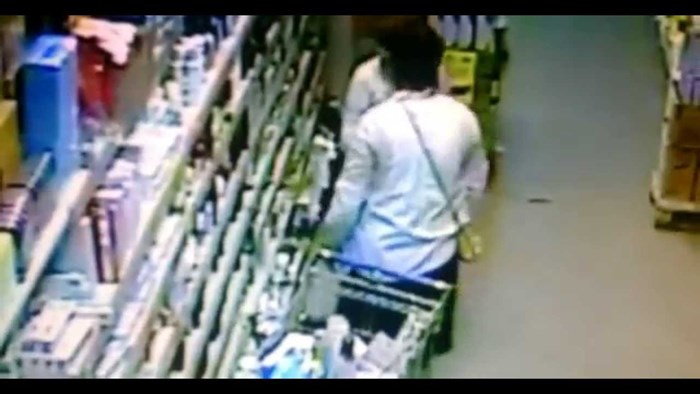 VIDEO Nadzorna kamera snimila Ruskinju koja je dezodorans isprobala na najodvratniji moguć način